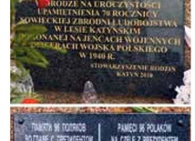 Tablicę tę przywieźli z Polski na miejsce katastrofy smoleńskiej bliscy ofiar ze Stowarzyszenia Rodzin Katyń 2010. 