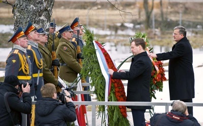 Prezydenci Komorowski i Miedwiediew złożyli wieńce przy brzozie, w którą wbił się fragment polskiego tupolewa