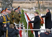 Prezydenci Komorowski i Miedwiediew złożyli wieńce przy brzozie, w którą wbił się fragment polskiego tupolewa