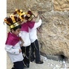 Żydowscy chłopcy zbierają tysiące karteczek z modlitwami wetkniętych w ścianę