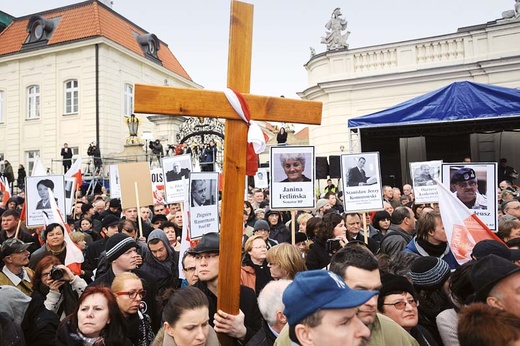 Od rana przed Pałacem Prezydenckim gromadzili się ludzie, by dokładnie o godz. 8.41 uczcić pamięć 96 osób, które rok temu zginęły w katastrofie pod Smoleńskiem