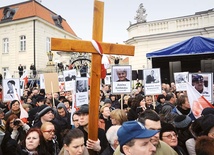 Od rana przed Pałacem Prezydenckim gromadzili się ludzie, by dokładnie o godz. 8.41 uczcić pamięć 96 osób, które rok temu zginęły w katastrofie pod Smoleńskiem