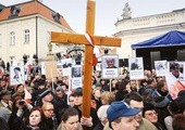 Od rana przed Pałacem Prezydenckim gromadzili się ludzie, by dokładnie o godz. 8.41 uczcić pamięć 96 osób, które rok temu zginęły w katastrofie pod Smoleńskiem