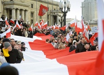 W Pałacu Kultury zainaugurowano działalność Ruchu Społecznego  im. Lecha Kaczyńskiego. Po zakończeniu tej uroczystości, jej uczestnicy przeszli  pod Pałac Prezydencki.  Nieśli ogromną biało-czerwoną flagę