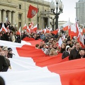 W Pałacu Kultury zainaugurowano działalność Ruchu Społecznego  im. Lecha Kaczyńskiego. Po zakończeniu tej uroczystości, jej uczestnicy przeszli  pod Pałac Prezydencki.  Nieśli ogromną biało-czerwoną flagę