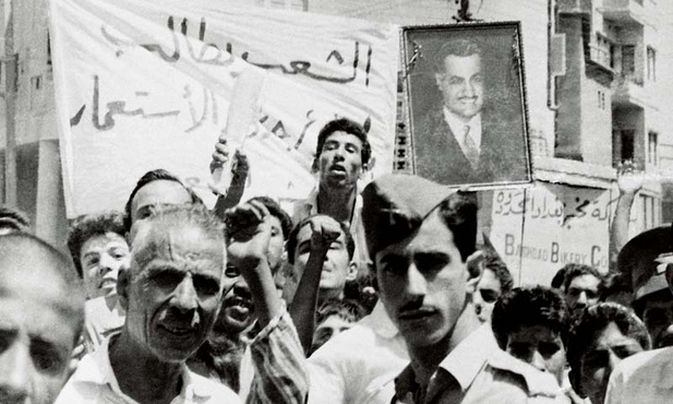 Bagdad, 14 lipca 1958 r. Panarabizm w czystej postaci: Irakijczycy niosą portret prezydenta Zjednoczonej Republiki Arabskiej, Egipcjanina Gamala Nassera