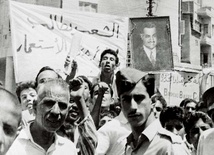 Bagdad, 14 lipca 1958 r. Panarabizm w czystej postaci: Irakijczycy niosą portret prezydenta Zjednoczonej Republiki Arabskiej, Egipcjanina Gamala Nassera
