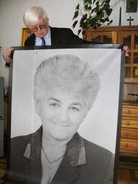 Włodzimierz Fetliński przechowuje w domu portret żony z banera wiszącego na pl. Piłsudskiego w Warszawie w czasie Mszy św. za dusze ofiar katastrofy smoleńskiej