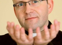 	– Bóg uwielbia posługiwać się słabościami prezbiterów, byśmy nie zapomnieli, że to z Niego płynie moc kapłaństwa – podkreśla ks. Szymon Kiera