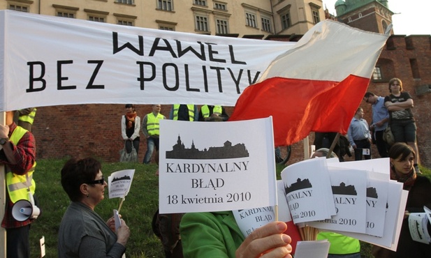 Kraków: Protest przeciwników pochówku pary prezydenckiej na Wawelu