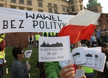 Kraków: Protest przeciwników pochówku pary prezydenckiej na Wawelu