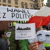 Kraków: Protest przeciwników pochówku pary prezydenckiej na Wawelu