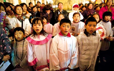 Dzieci śpiewające podczas Pasterki w 2010 r. w katolickiej katedrze w Pekinie