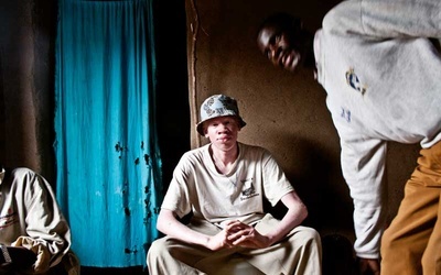 18-letni albinos Vadasius Zanguli, gorliwy katolik, ze swoim czarnym tatą