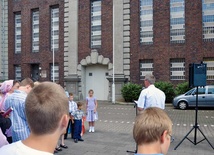 Baptyści modlą się przed więzieniem w Salzkotten, gdzie ich współwyznawca Eduard Elscheidt odsiaduje karę