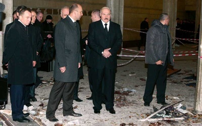 Prezydent Łukaszenka na stacji metra Kastrycznickaja, gdzie 11 kwietnia br. miał miejsce wybuch, który zabił 12 osób a rannych zostało ponad 100