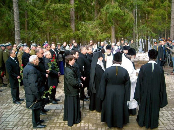 Prezydenci Komorowski i Miedwiediew w czasie przekazywania ikony smoleńskiej w Katyniu
