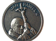 Medalik z wizerunkiem Jana Pawła II w „Małym Gościu”