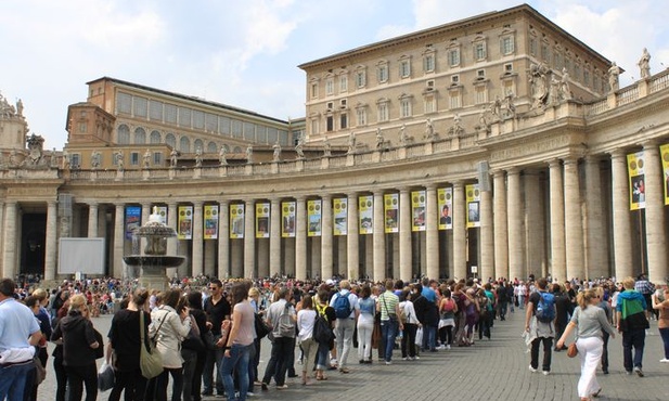 Tysiące pielgrzymów na placu św. Piotra