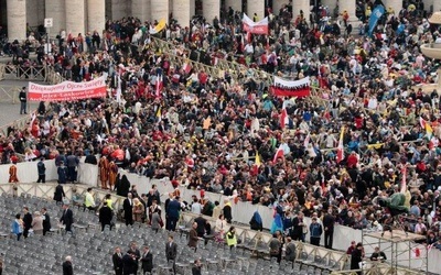 Plac św. Piotra zapełnia się pielgrzymami