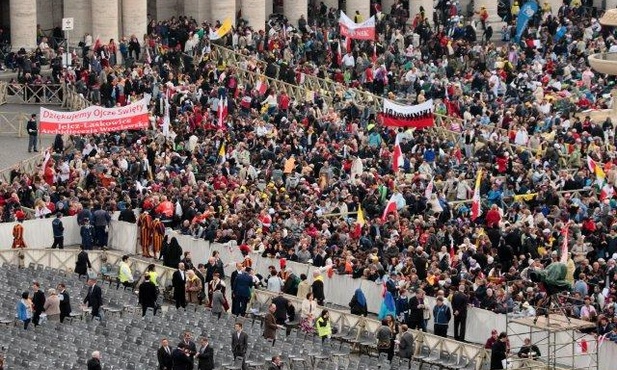 Plac św. Piotra zapełnia się pielgrzymami