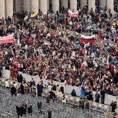 Plac św. Piotra zapełnia się pielgrzymami