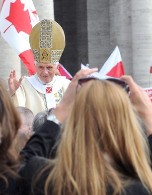 Benedykt XVI w czasie uroczystości beatyfikacyjnych JP2