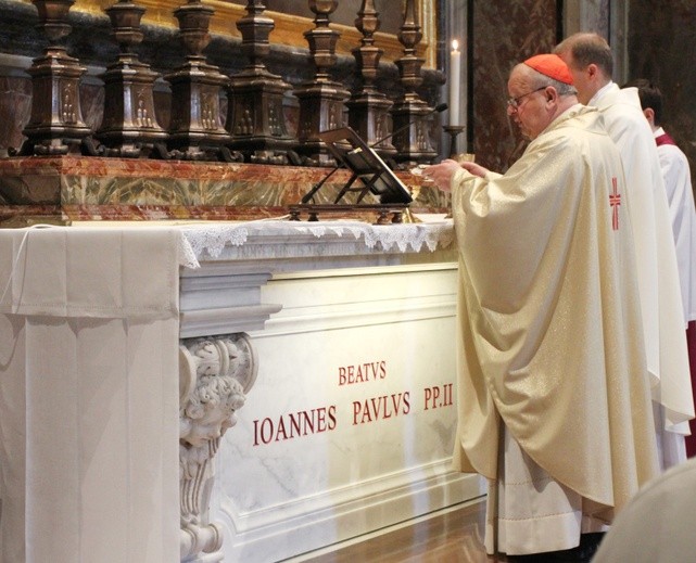 Pierwsza Msza przy grobie bł. Jana Pawła II