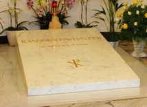 Do Krakowa dotarła płyta z grobu Jana Pawła II