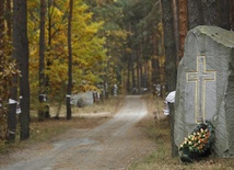 Eksumacje zwłok oficerów w Bykowni