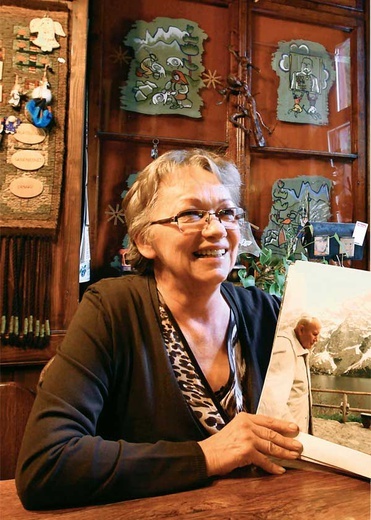 Maria Łapińska, kierująca schroniskiem w Morskim Oku, pieczołowicie przechowuje zdjęcia z przyjazdu Jana Pawła