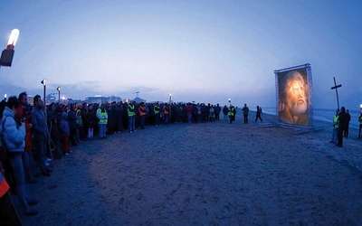 Droga Krzyżowa na plaży w Rimini to pomysł członków Ruchu Comunione e Liberazione