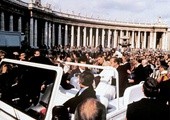 13 maja 1981 r., Plac św. Piotra w Watykanie. Jan Paweł II, trafiony kulą wystrzeloną przez Mehmeta Alego Agcę, podtrzymywany przez ks. Stanisława Dziwisz