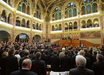 	„Boże, błogosław Węgrów”. To pierwsze słowa nowej konstytucji uchwalonej w ubiegłym tygodniu w Budapeszcie. Bratanek odważył się „wrócić do średniowiecza”