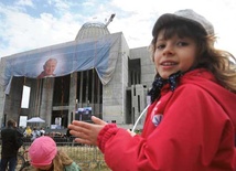 Ogromny wizerunek Jana Pawła II, ułożony ze 105 tys. zdjęć Polaków, odsłonięto na frontonie Świątyni Opatrzności Bożej 