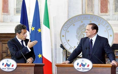 Nicolas Sarkozy upomina Silvio Berlusconiego w czasie szczytu włosko-francuskiego w Palazzo Madama w Rzymie, 26 kwietnia 2011 roku 