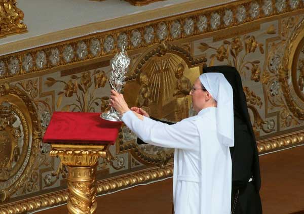 Siostra Marie Simon-Pierre (na pierwszym planie) i siostra Tobiana niosły do ołtarza relikwiarz z krwią Jana Pawła II