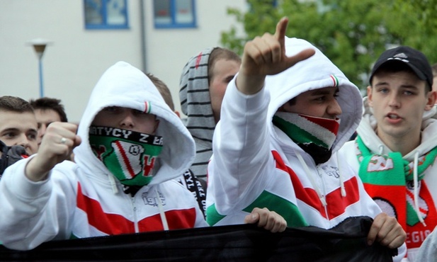 Chcesz na mecz? Odsłoń twarz!