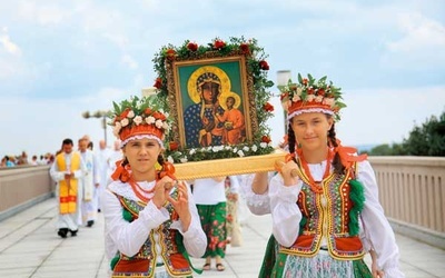 Procesja podczas uroczystości MB Częstochowskiej 