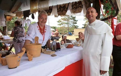 Doroczny polonijny festiwal gromadzi tysiące Polaków. O. Tadeusz Lizińczyk, przeor Częstochowy, próbuje polskich specjałów