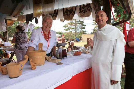 Doroczny polonijny festiwal gromadzi tysiące Polaków. O. Tadeusz Lizińczyk, przeor Częstochowy, próbuje polskich specjałów