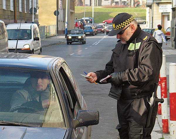 W dbaniu o prawidłowe parkowanie czy przestrzeganie dozwolonej prędkości strażnicy miejscy są gorliwsi niż policjanci 