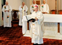 Papież Benedykt XVI odsunął liberalnego biskupa W. Morrisa od kierowania jedną z australijskich diecezji