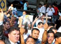 Z krzyżem i Koranem Egipcjanie z Kairu demonstrowali przeciwko przemocy wobec chrześcijan po ataku 