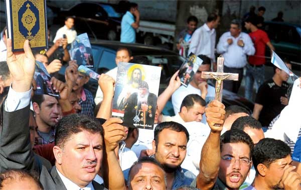 Z krzyżem i Koranem Egipcjanie z Kairu demonstrowali przeciwko przemocy wobec chrześcijan po ataku 