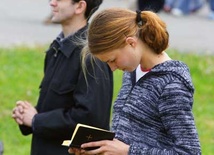 – Ludzkie życie bez modlitwy, otwierającej nasze życie na tajemnicę Boga, staje się pozbawione sensu i punktów odniesienia – przypomniał Benedykt XVI w środowej katechezie 