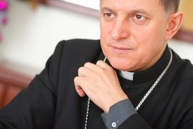 Abp Mokrzycki apeluje o otwarcie kościołów i parafii dla uchodźców