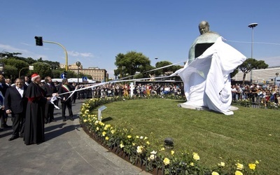 Papieski pomnik - "wstyd przed turystami"