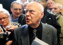 J. M. Rymkiewicz przed salą rozpraw podczas procesu z Agorą