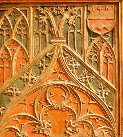 Płaskorzeźby na gotyckich „stellach dziadowskich” (dla mężczyzn), służących w kościele od ponad pół tysiąca lat